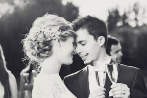 Photo in black and white of a bride and groom outdoors